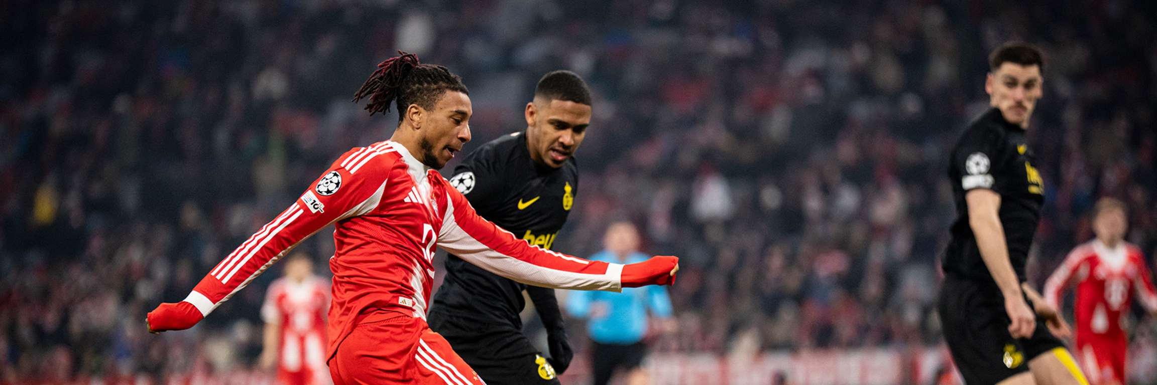 Michael Olise am BAll im Champions League-Spiel des FC Bayern gegen Royale Union Saint-Gilloise