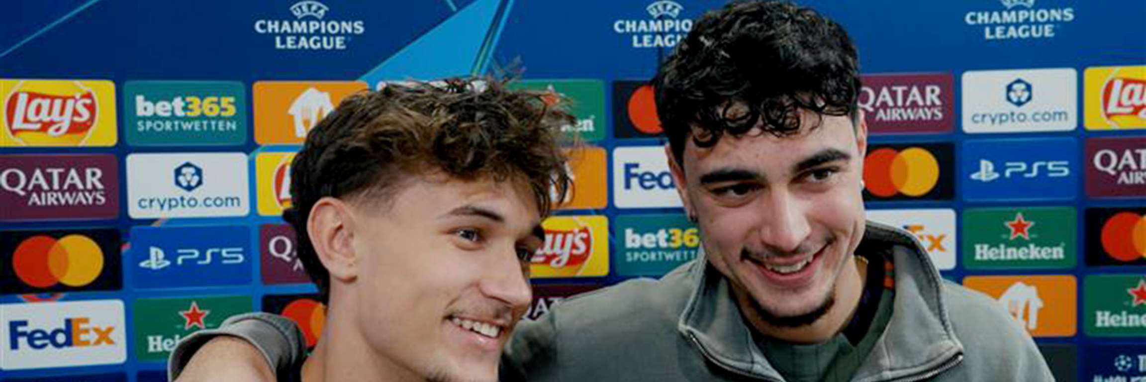 Tom Bischof und Aleksandar Pavlovic beim gemeinsamen Interview nach dem Champions League-Sieg gegen Saint-Gilloise