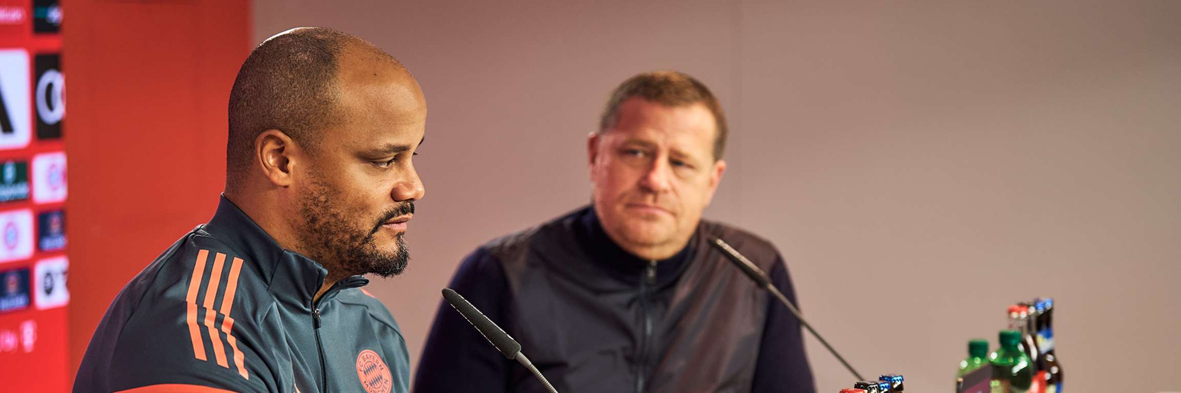 Vincent Kompany und Max Eberl im Pressetalk des FC Bayern zum Heimspiel gegen Augsburg