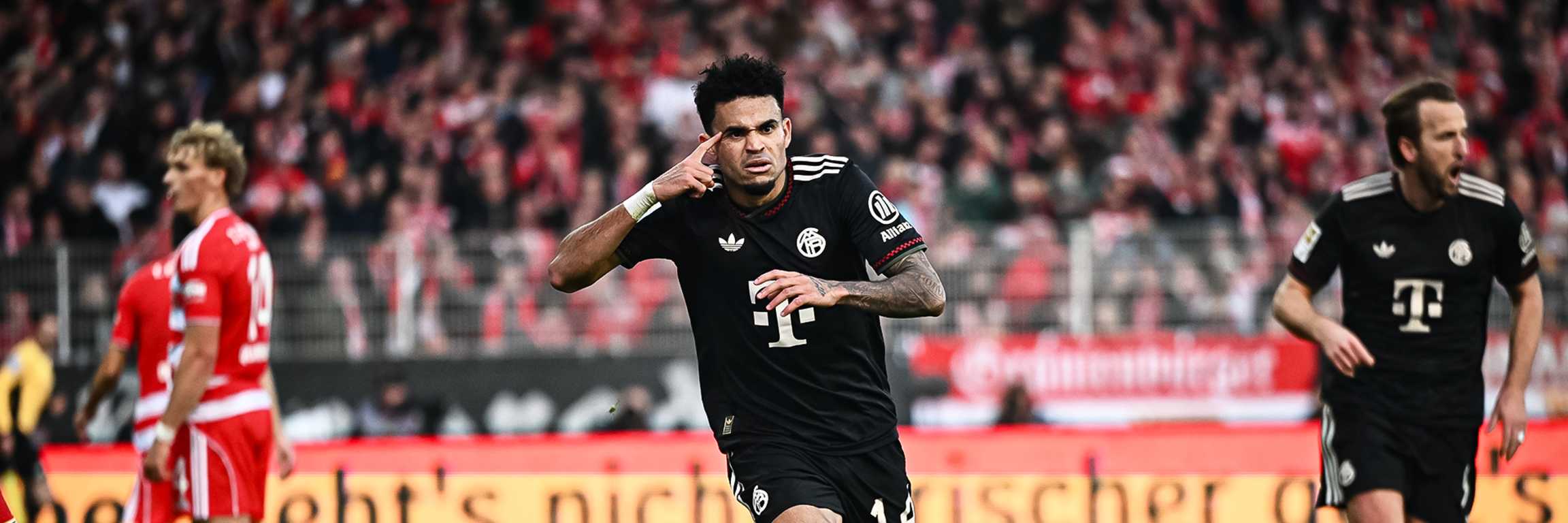 Luis Díaz jubelt während des Auswärtsspiels des FC Bayern in der Bundesliga bei Union Berlin