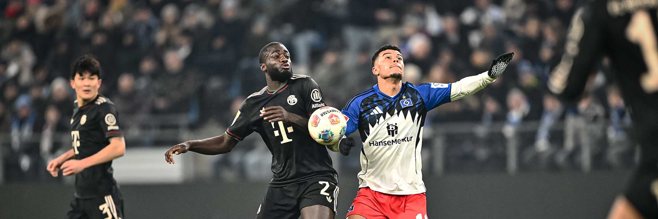 Dayot Upamecano im Zweikampf während des Gastspiels des FC Bayern in der Bundesliga beim Hamburger SV