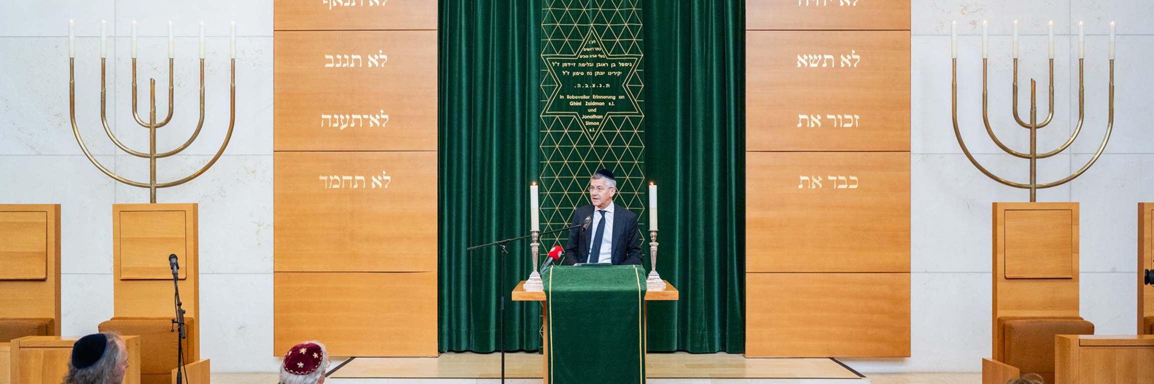 Herbert Hainer hält eine Rede in einer Synagoge