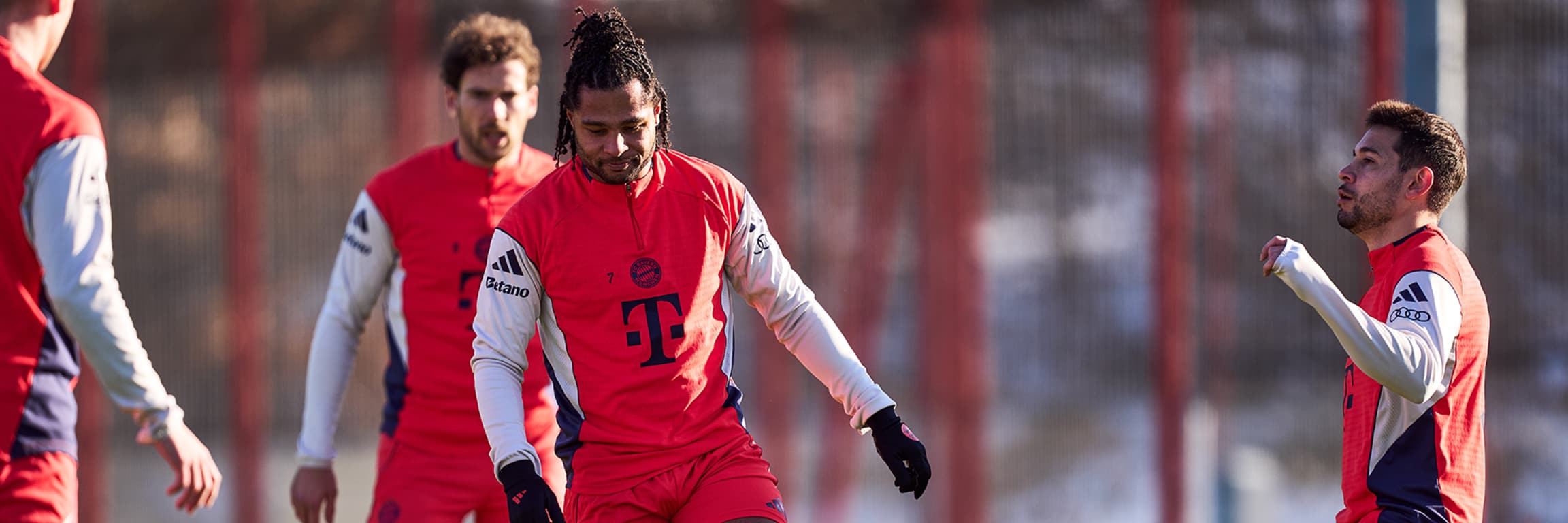Serge Gnabry am Ball im Abschlusstraining des FC Bayern vor dem Spiel beim Hamburger SV