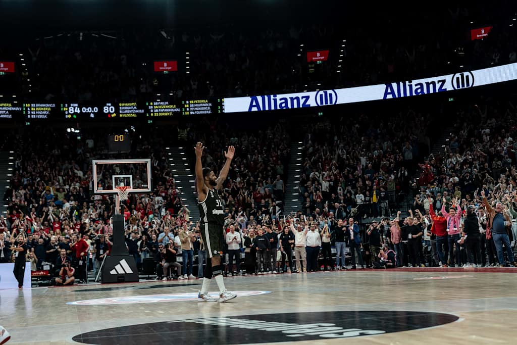 Devin Booker feiert gemeinsam mit den Fans des FC Bayern Basketball im SAP Garden, wo die BBL Playoff Heimspiele der Bayern stattfinden werden