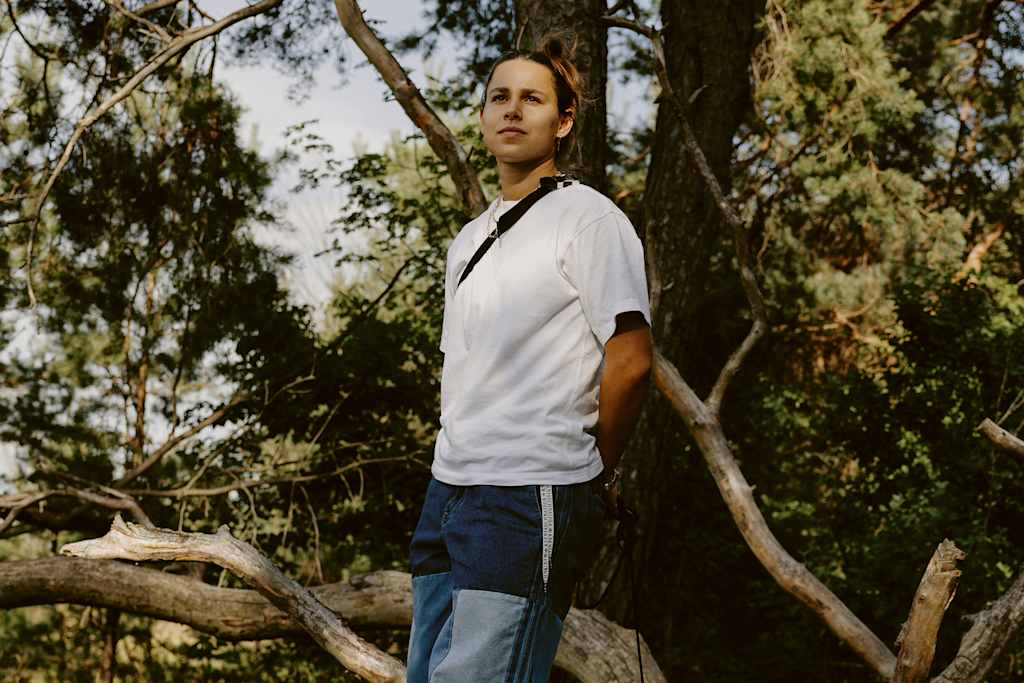 Lena Oberdorf im Wald.