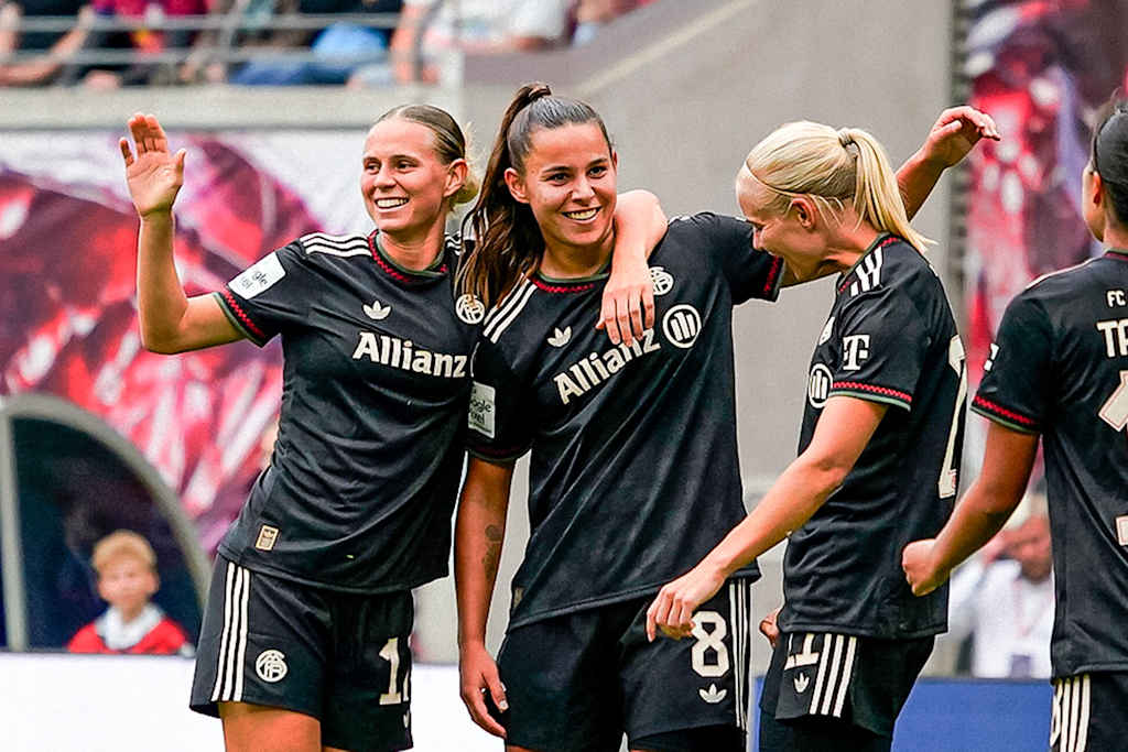 Klara Bühl, Lena Oberdorf und Co. jubeln während des Auswärtsspiels der FC Bayern Frauen bei RB Leipzig im zweiten Spieltag der Frauen-Bundesliga