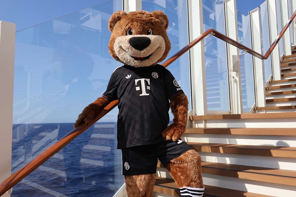 Berni auf einem Kreuzfahrtschiff mit dem Meer im Hintergrund.