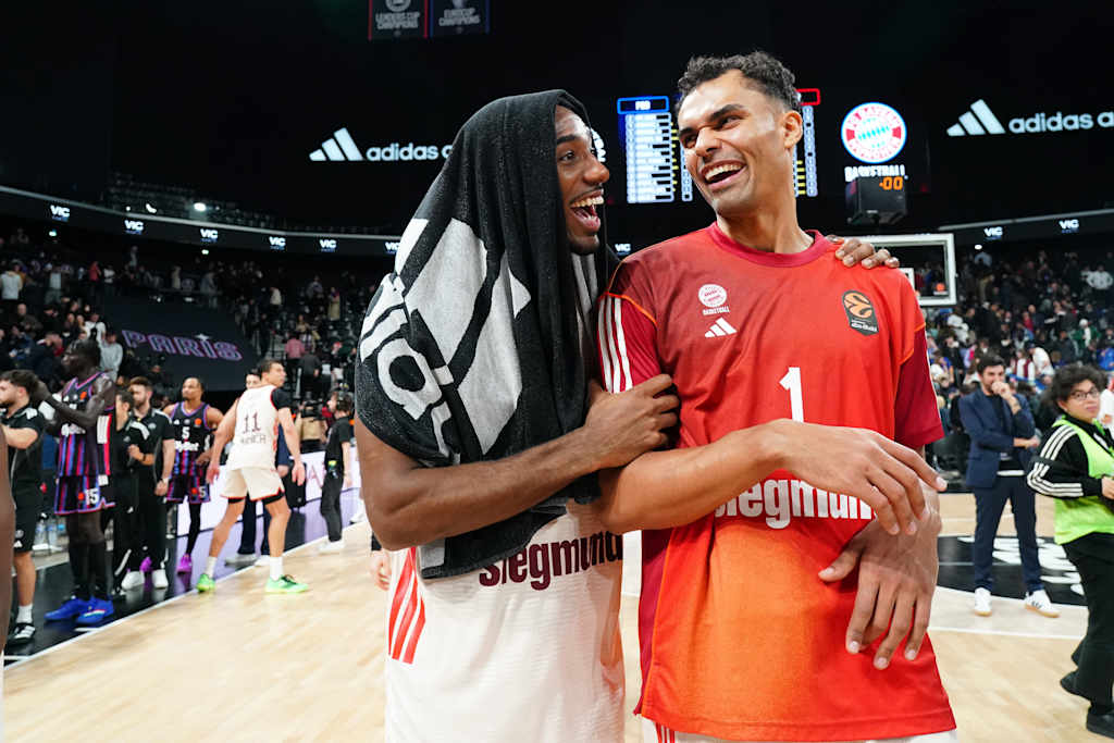 Isiaha Mike und Oscar da Silva feiern den dritten Bayern-Sieg in Serie