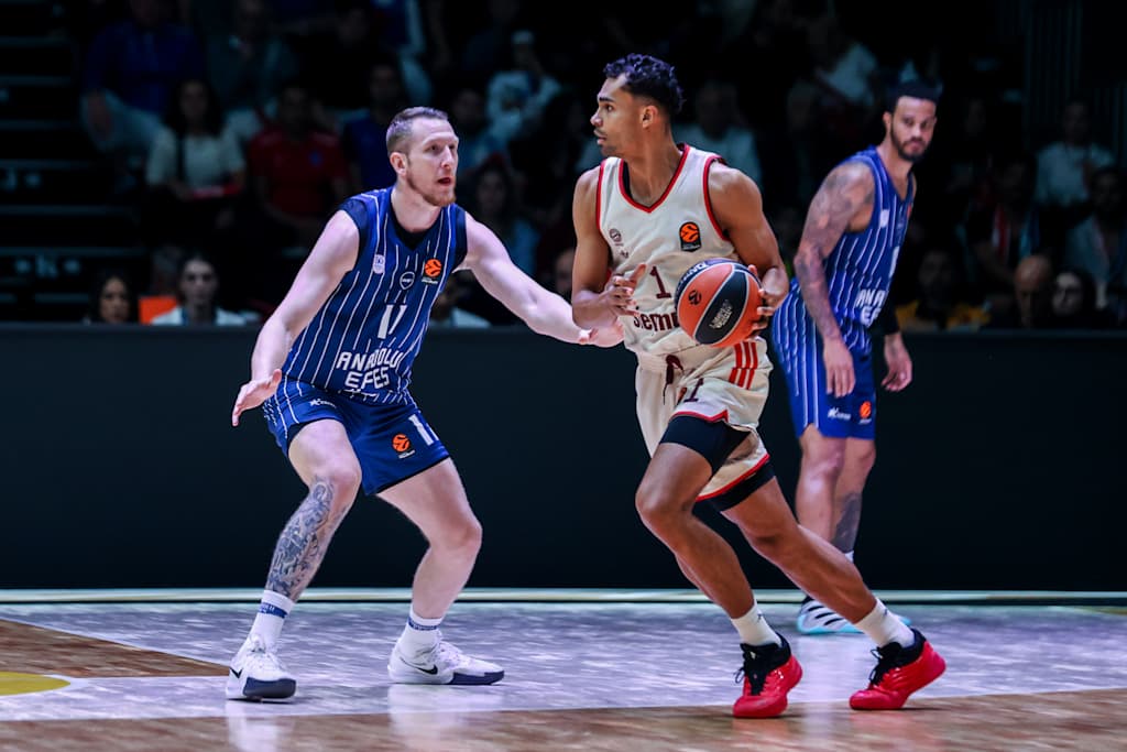 Oscar da Silva dribbling