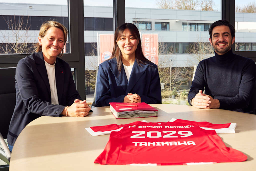 Momoko Tanikawa with Bianca Rech (director of women's football) and Francisco De Sá Fardilha (technical director)