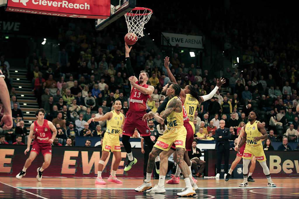 Andi Obst beim Korbleger-Versuch