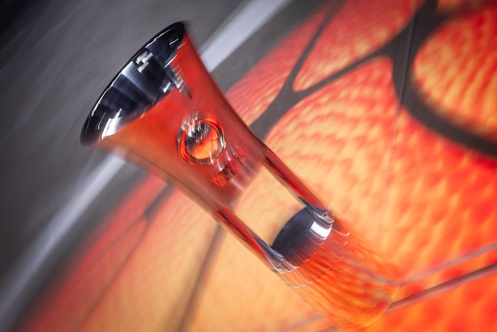 Die BBL Pokal-Trophäe steht auf dem Court