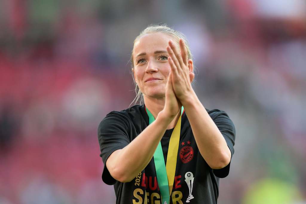 Lea Schüller wearing her FC Bayern Women's jersey.