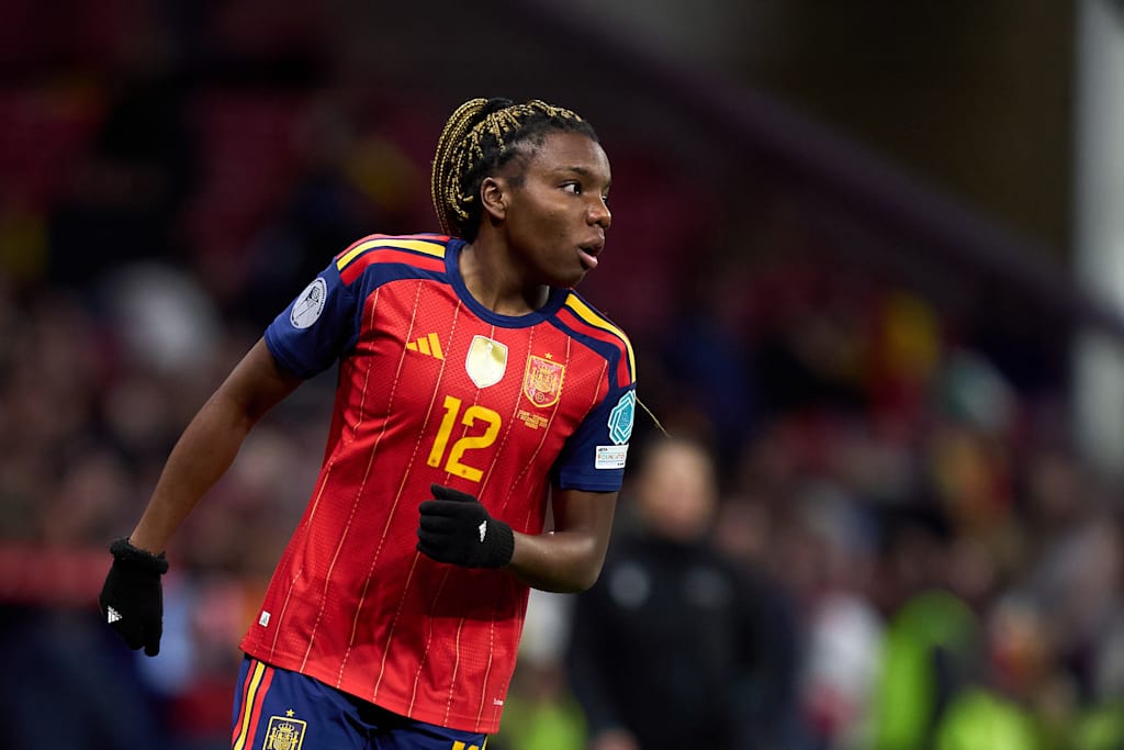 Edna Imade running in a Spanish national team jersey