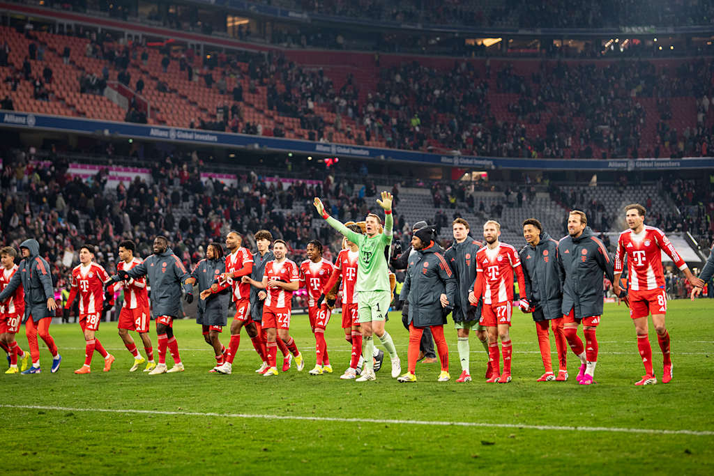 FC Bayern-Spieler setzen zur Laola vor der Kurve mit den Fans an nach dem 8:1-Sieg im Bundesliga-Spiel gegen Wolfsburg