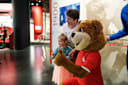 Berni mit Besuchern im FC Bayern Museum