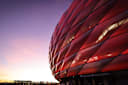 Rote Fassade der Allianz Arena im Abendhimmel