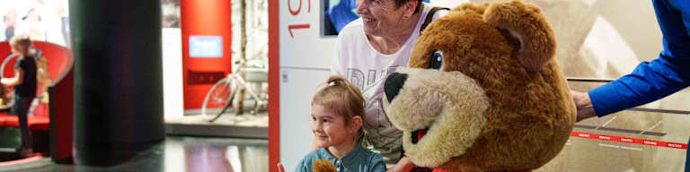 Berni mit Besuchern im FC Bayern Museum