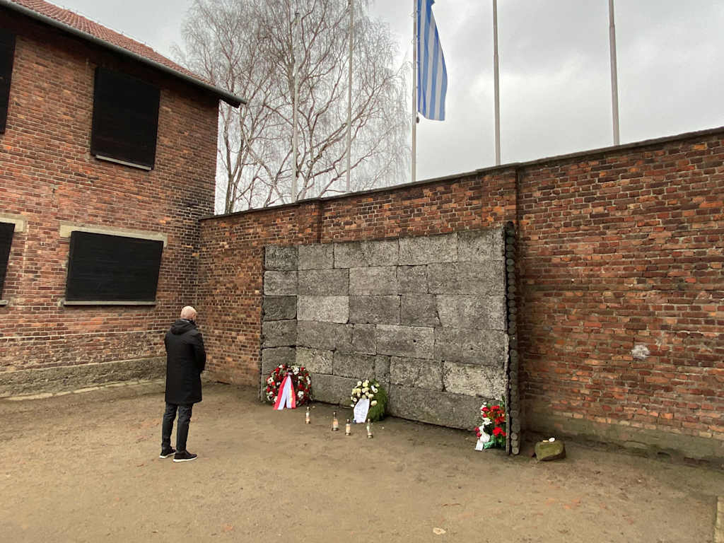 200111_kranzniederlegung_ausschwitz_fcb