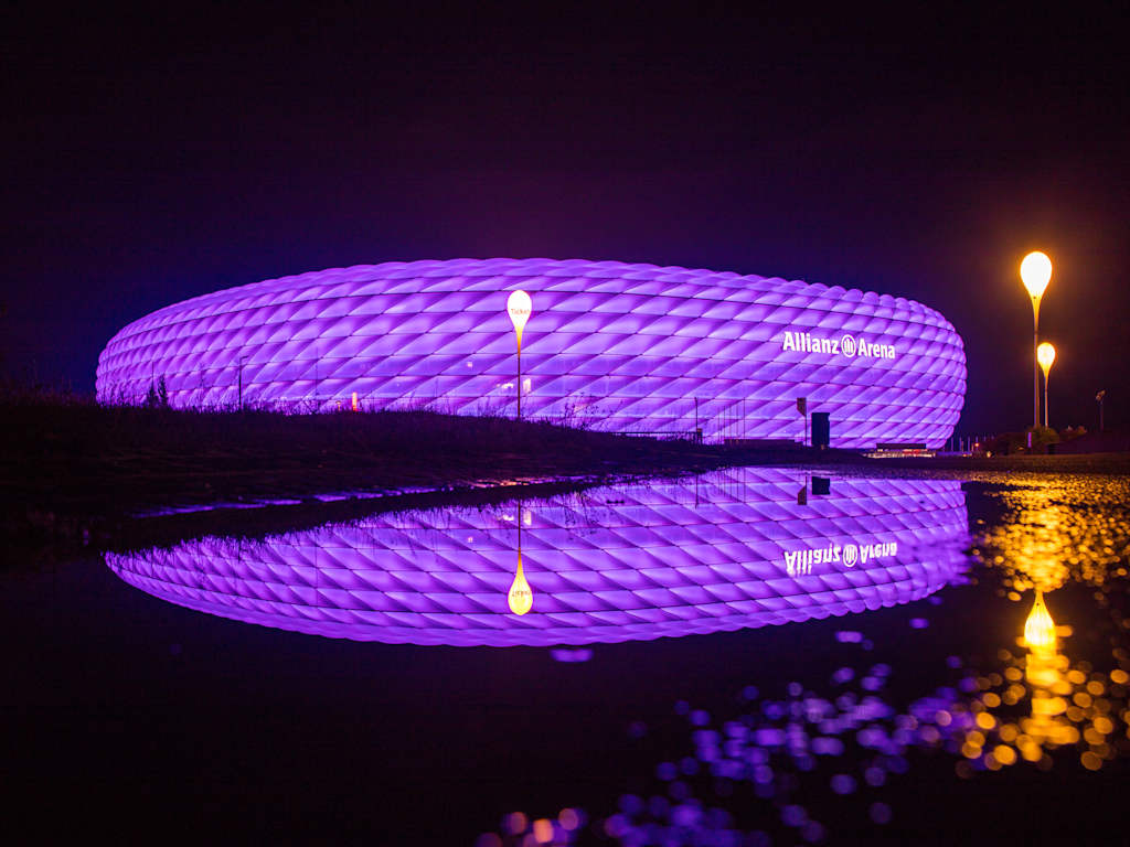 <a style="color:white;" target="_blank" href="https://img.fcbayern.com/image/upload/v1606851845/cms/public/images/allianz-arena/galerien/2020/Arena-lila/06_Allianz-Arena_Lila_201203_DUC.jpg" download>Download</a>