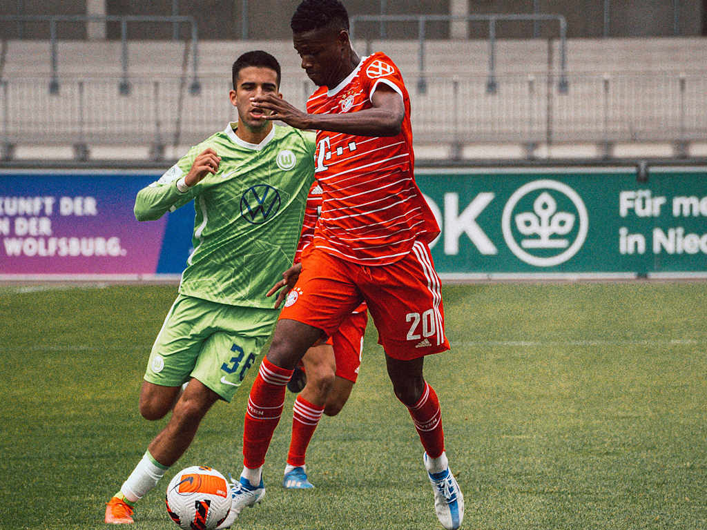 Treasure Odunze from the FC Bayern World Squad in action in Wolfsburg