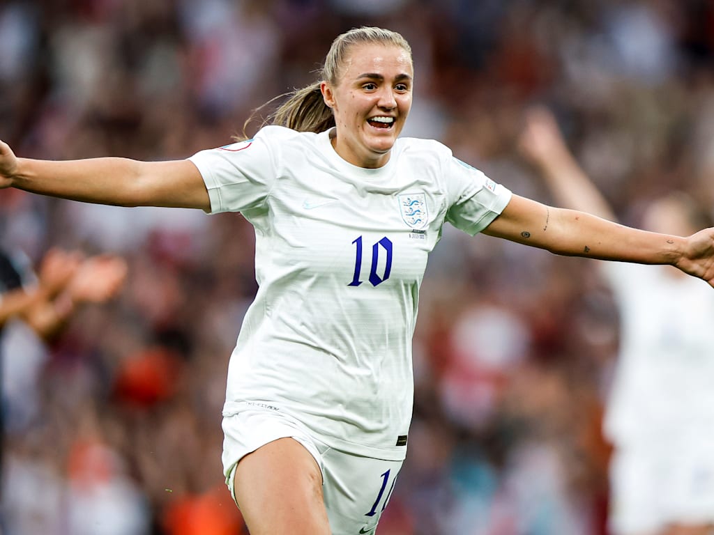 Georgia Stanway bejubelt den Sieg mit England gegen Österreich.
