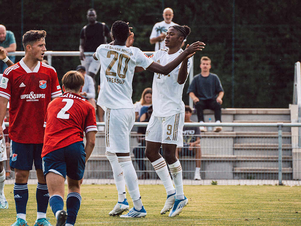 Treasure Odunze and Tarik Scott from the FC Bayern World Squad in action against Unterhaching