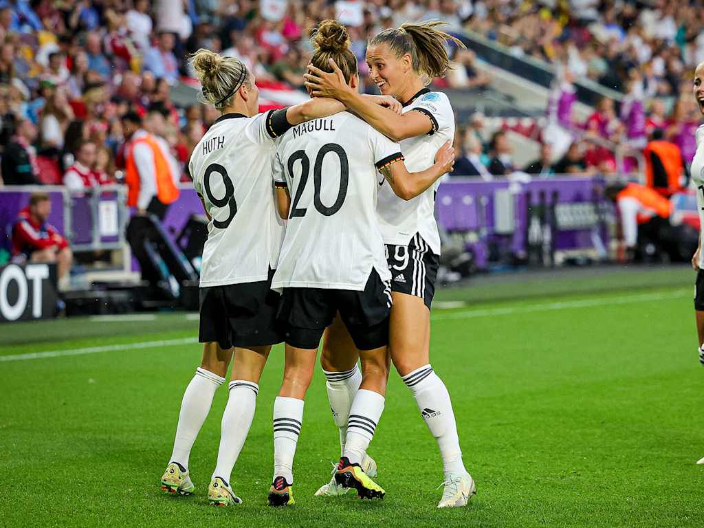 Die deutsche Nationalmannschaft bejubelt die Führung durch Lina Magull.