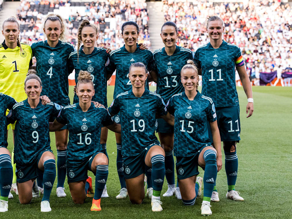 FC Bayern Spielerinnen Klara Buehl und Giulia Gwinn mit der deutschen Nationalmannschaft