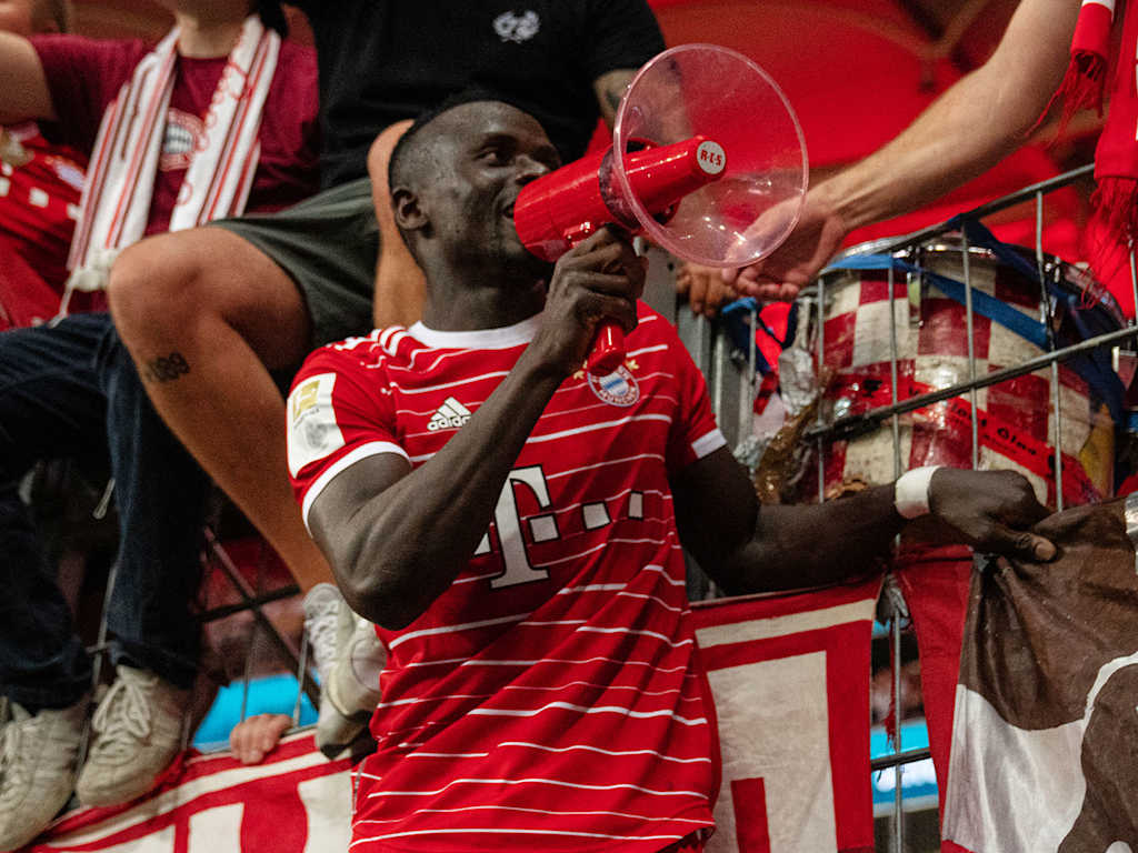 Sadio Mané, Jubel mit den Fans des FC Bayern