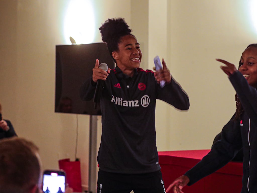 Tainara de Souza da Silva und Emelyne Laurent von den FC Bayern Frauen.