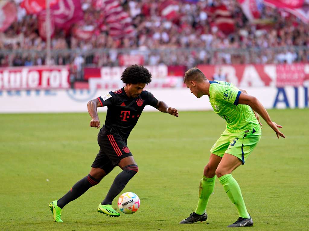 Serge Gnabry in action against VfL Wolfsburg