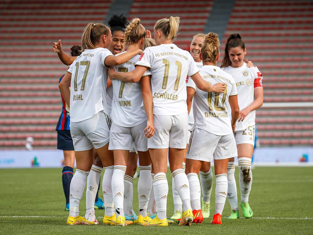 Die FC Bayern Frauen beim Eröffnungsspiel des AMOS Women's French Cup.