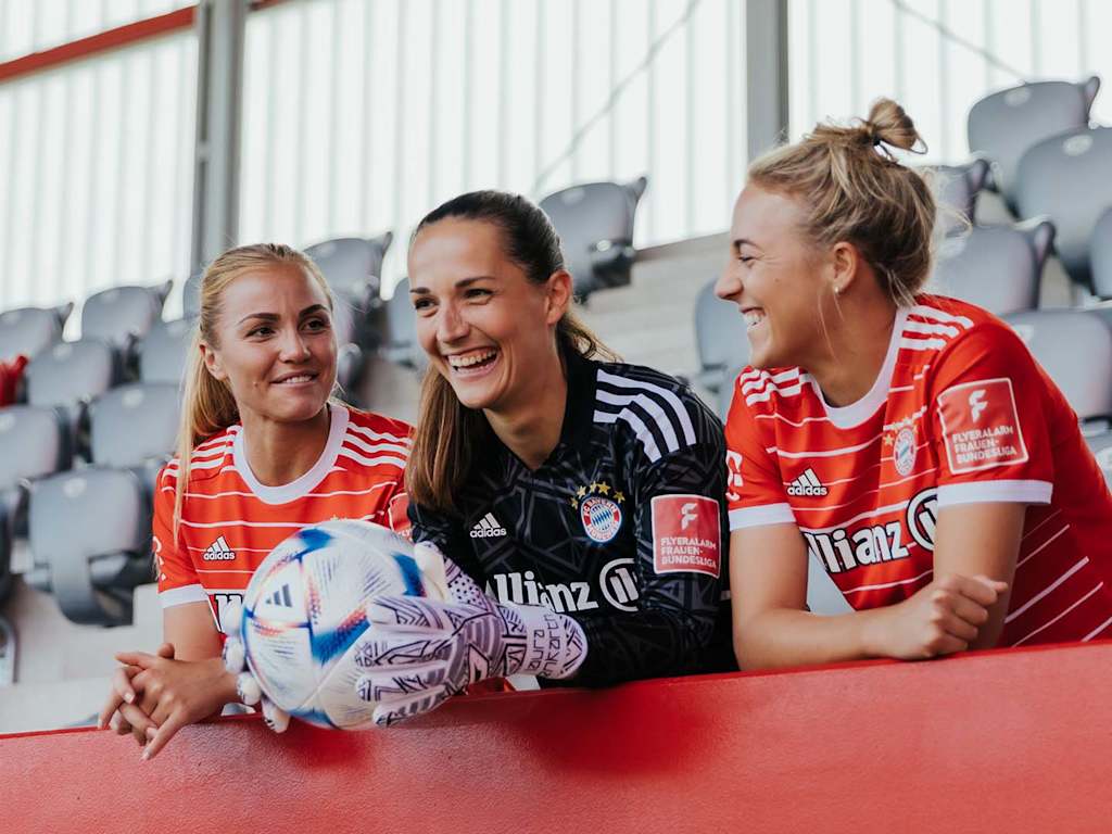 Glodis Viggosdottir, Laura Benkarth und Carolin Simon von den FC Bayern Frauen.