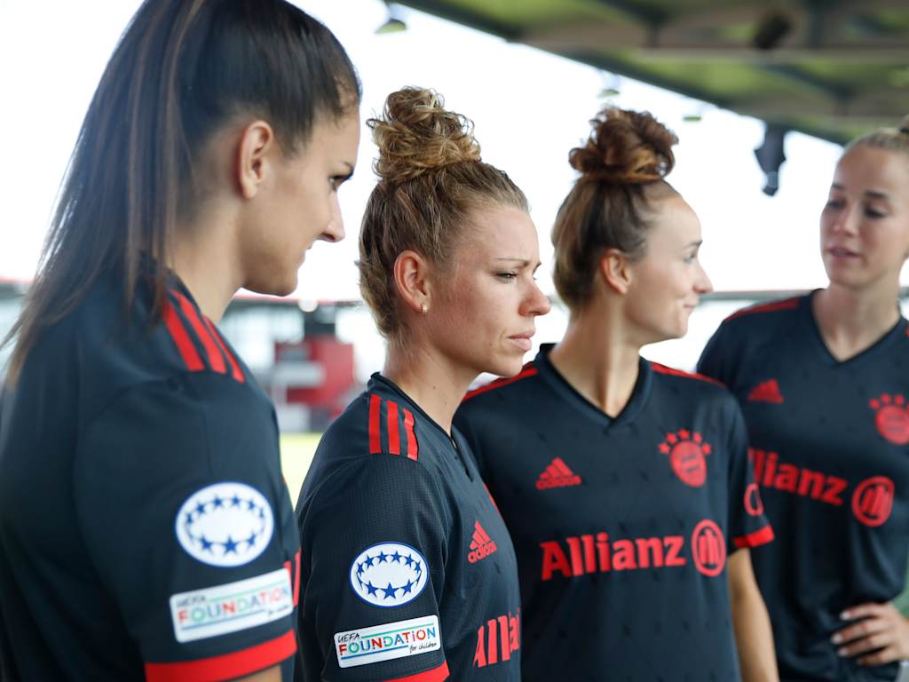 Linda Dallmann, Lina Magull und Giulia Gwinn von den FC Bayern Frauen im Champions League Trikot.