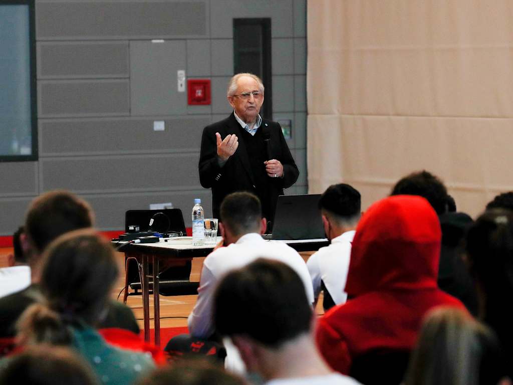 Abba Naor zu Gast am FC Bayern Campus.