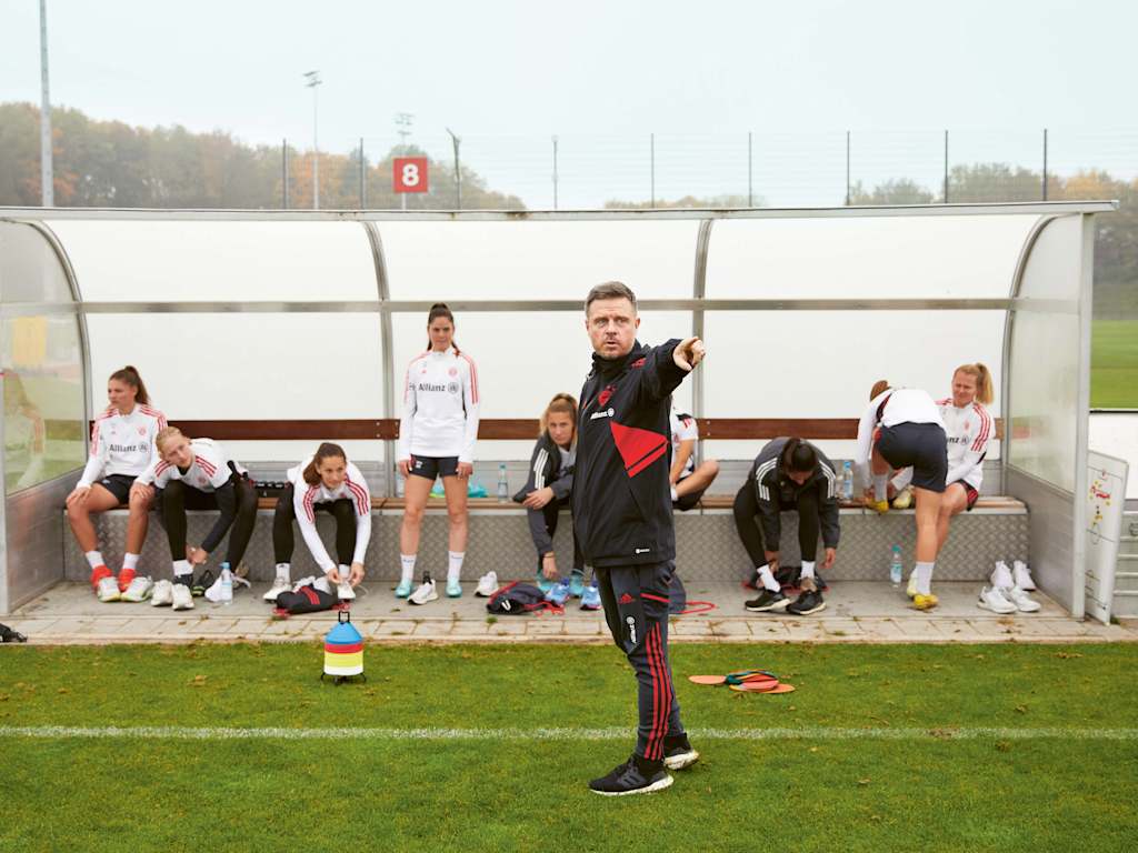 Trainer der FC Bayern Frauen Alexander Straus