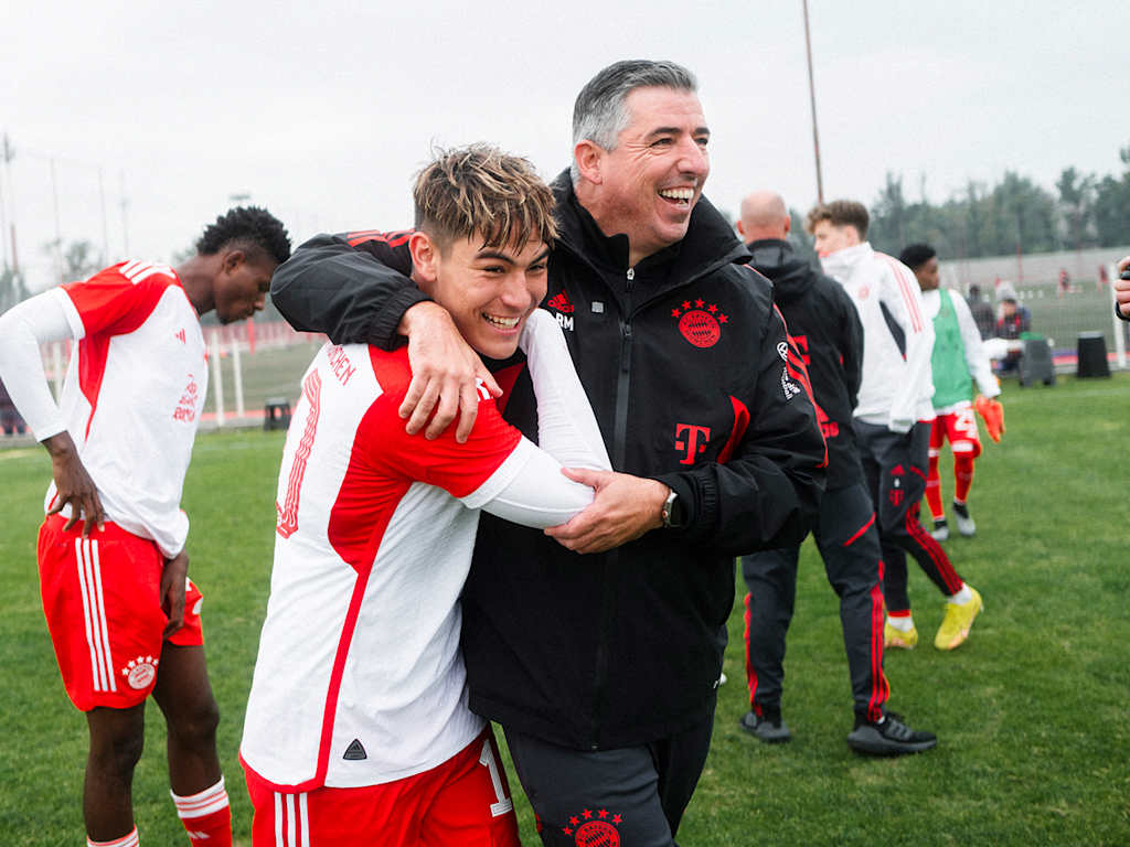 Roy Makaay, Siam Yapp FC Bayern World Squad