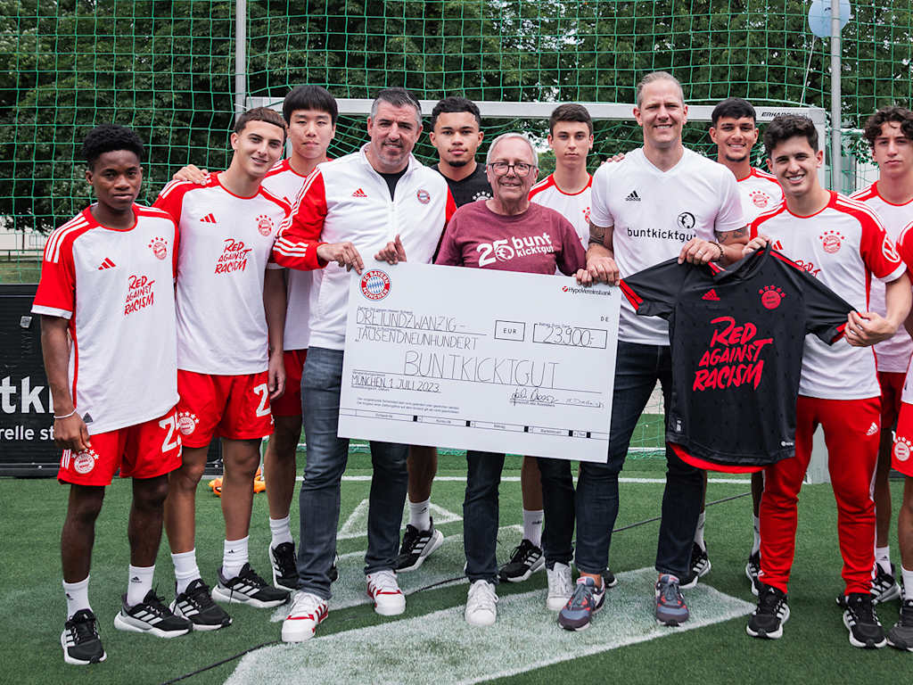 FC Bayern World Squad buntkicktgut
