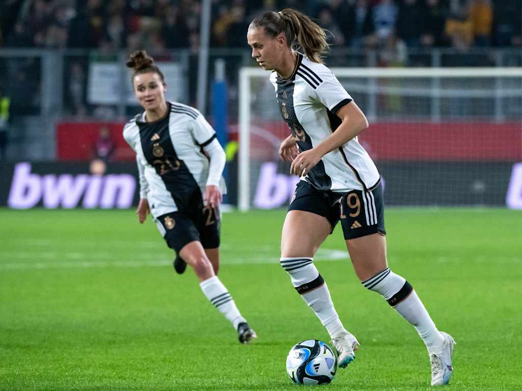 Klara Bühl und Lina Magull von den FC Bayern Frauen bei der WM