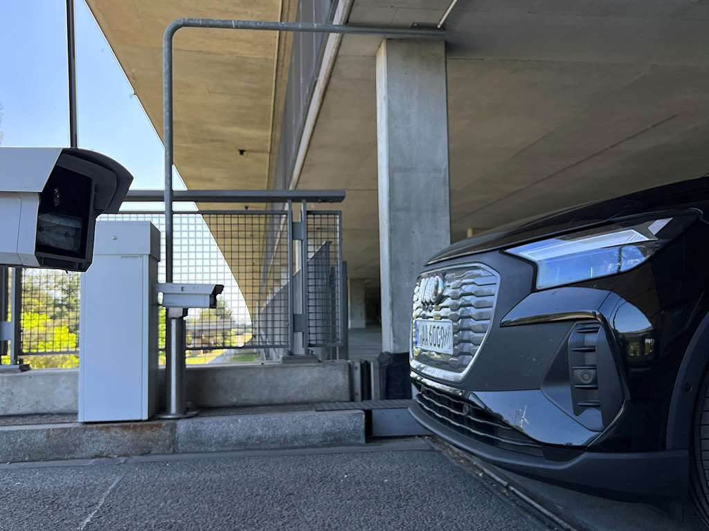 Ein Fahrzeug nutzt das schrankenlose Parken in den Parkhäusern der Allianz Arena.