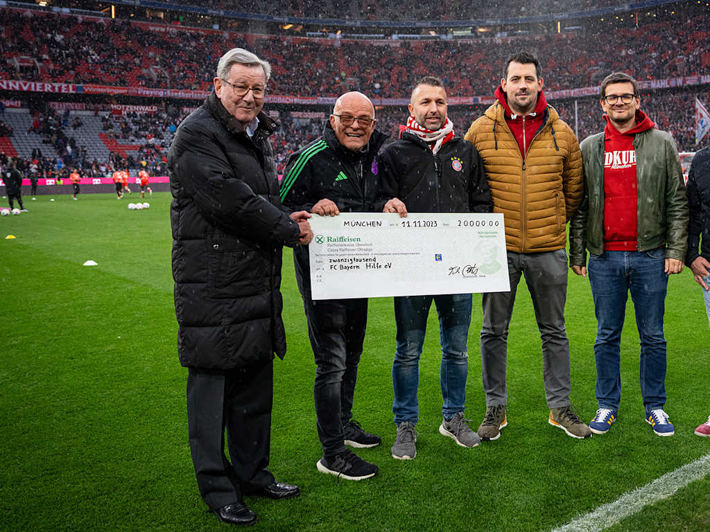 Scheckübergabe Spende FC Bayern Traumspiel