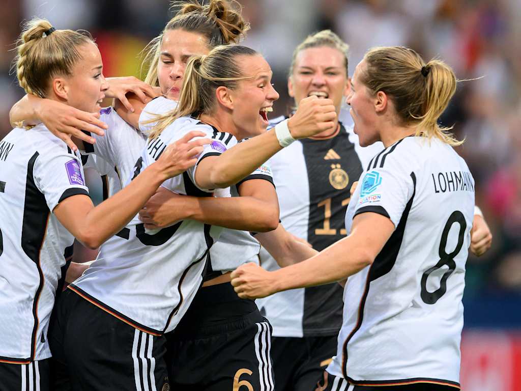 FC Bayern Frauen mit Nationalmannschaft Giulia Gwinn Sydney Lohmann Klara Buehl