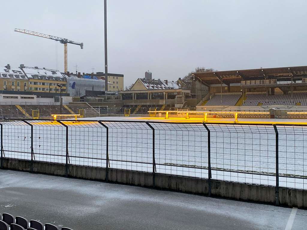 Verschneiter Rasen im Grünwalder Stadion in München