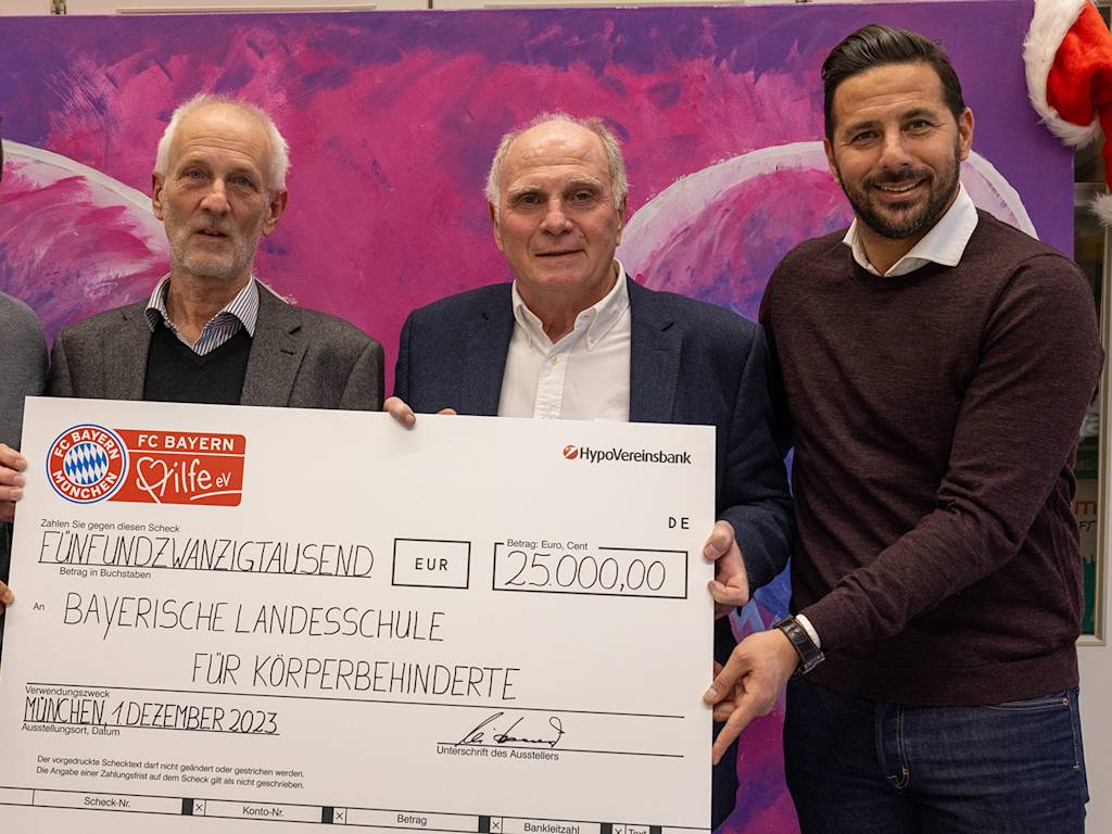 Uli Hoeneß, Claudio Pizarro und Giovane Élber überreichen einen Spendenscheck an die Bayerische Landesschule für Körperbehinderte