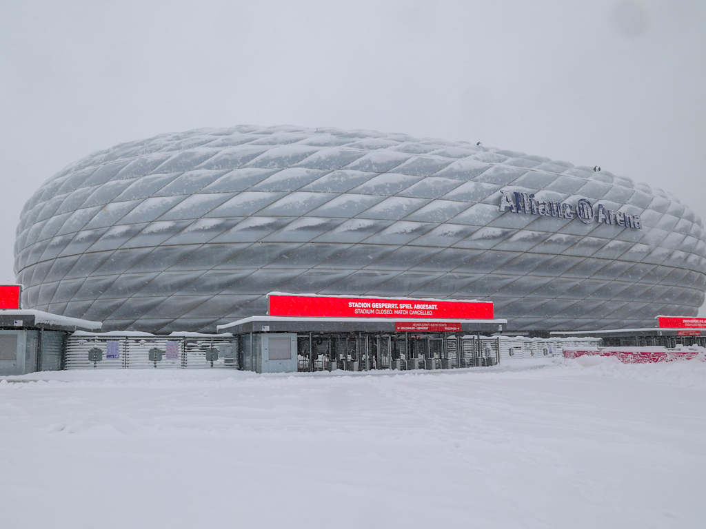 Verschneite Allianz Arena in München