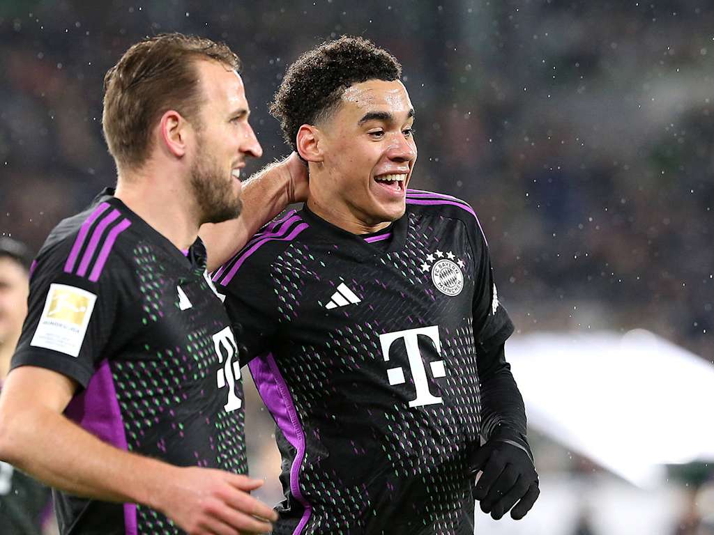 Die Torschützen des FC Bayern beim 2:1 in Wolfsburg Harry Kane und Jamal Musiala jubeln gemeinsam.
