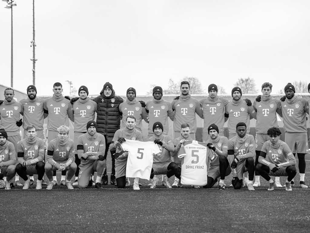 Los jugadores del FC Bayern recuerdan al fallecido Franz Beckenbauer durante el entrenamiento.