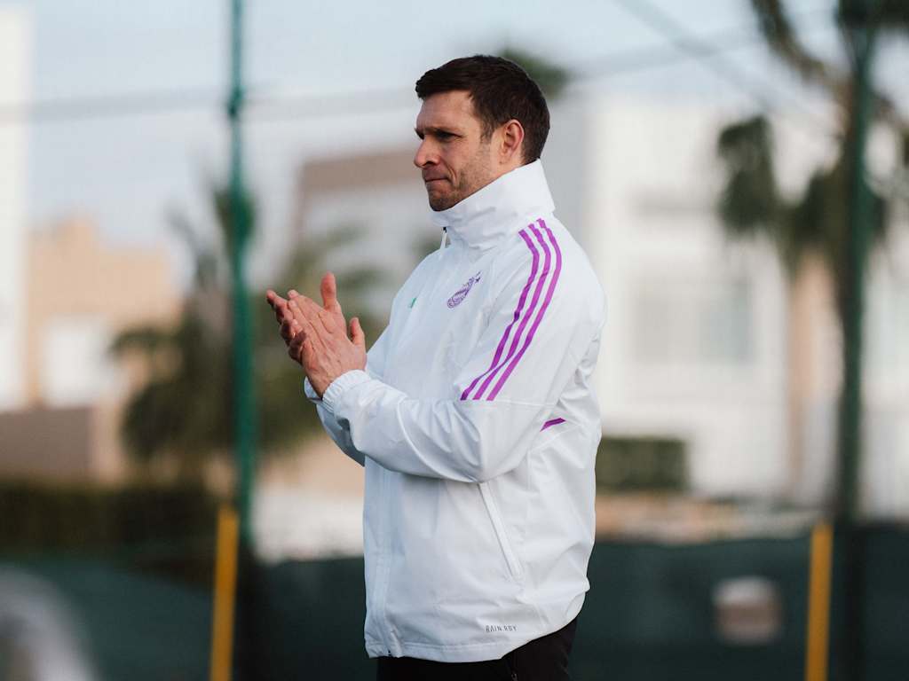 Moritz Volz als neuer Co-Trainer der FC Bayern Frauen im Trainingslager in Spanien.