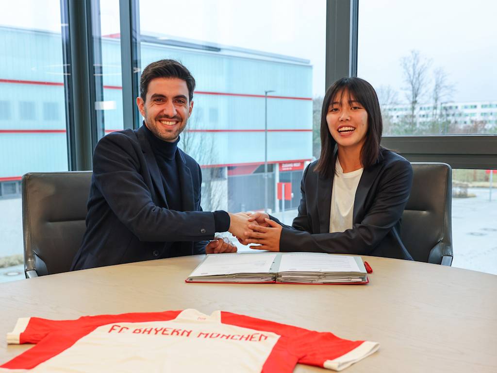 Momoko Tanikawa unterzeichnet ihren Vertrag bei den FC Bayern Frauen